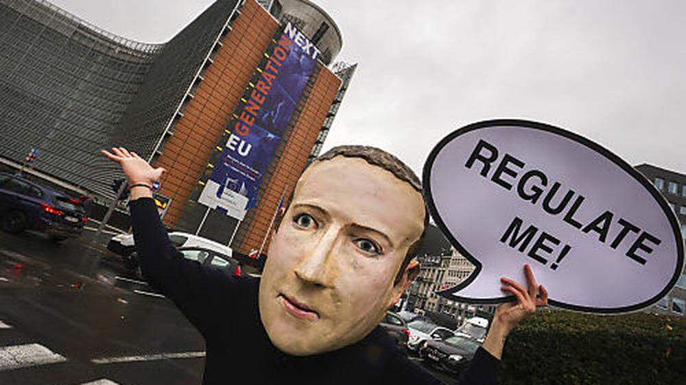 &quot;Reguliert mich!&quot; forderte ein Aktivist in Mark-Zuckerberg-Maske am Dienstag vor der Europäischen Kommission