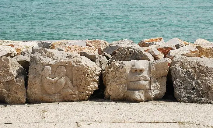 Die Steinmonumente an der Promenade von Caorle