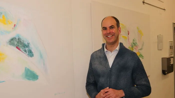 Unter dem Titel „LandStriche“ zeigt der bekannte Künstler Gabriel Zisler in der Ganggalerie der Pfarre Voitsberg bis einschließlich 29. April rund 35 Werke.  In seiner ersten Ausstellung in der Lipizzanerheimat werden Bilder in verschiedenen Techniken wie Kohle, Bleistift, Gouache oder Acryl auf Leinwand oder Papier präsentiert. In den Bildern haben Licht, Farbe, Raum und Struktur eine sehr hohe Priorität und begeistern die Betrachter.
