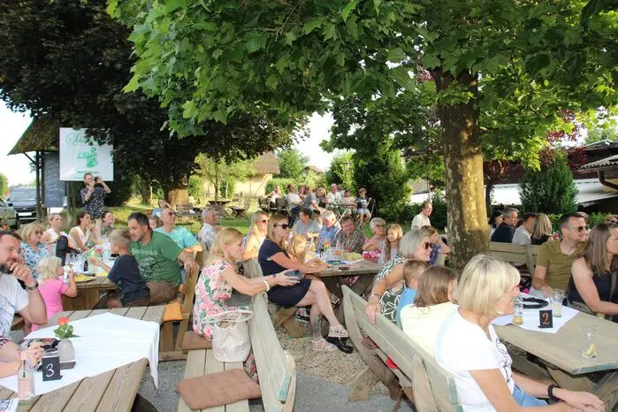 Als Dankeschön für das wunderbare Konzert wurden alle Schülerinnen und Schüler von Schilcherhof-Chefin Gerhild Kürzl mit Schnitzel, Pommes und Getränken auf Kosten des Hauses belohnt.   