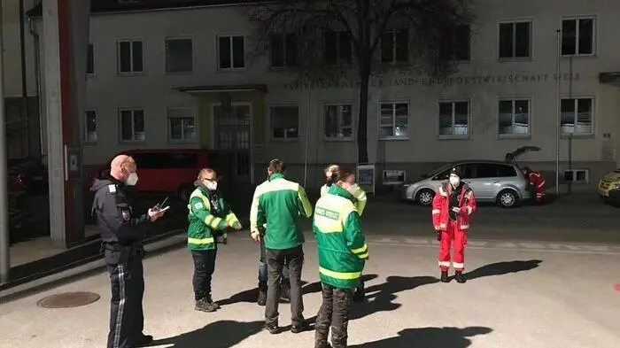 Fast vier Stunden lang suchten Feuerwehr, Polizei, Wasserrettung, Grünes Kreuz, Hundestaffeln, Rotes Kreuz und Austran Maintrailing Academy nach der vermissten Frau.