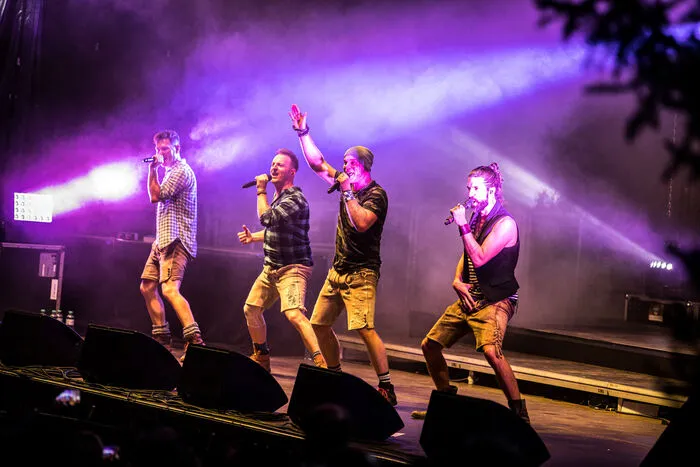 Der Voxxclub mit "rock mi" lud zum Mitsingen ein.