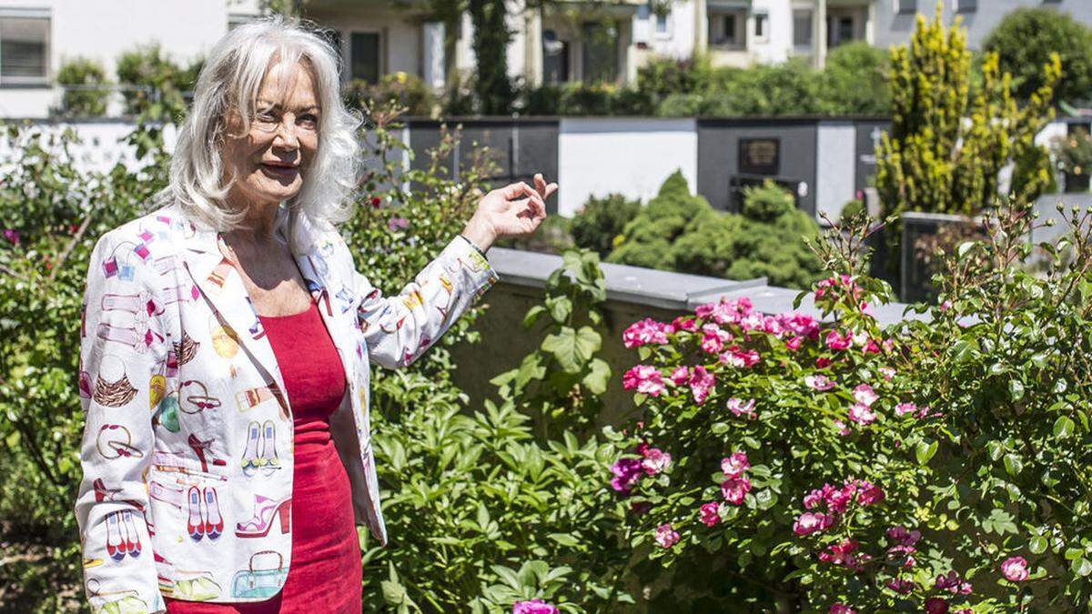 Isabella Mittelstädt wehrt sich gegen das Glyphosat am Friedhof St.Martin