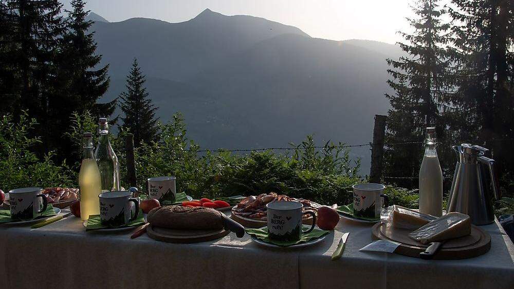 Frühstück bei Sonnenaufgang am Obergailer Berg 