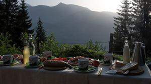 Frühstück bei Sonnenaufgang am Obergailer Berg 