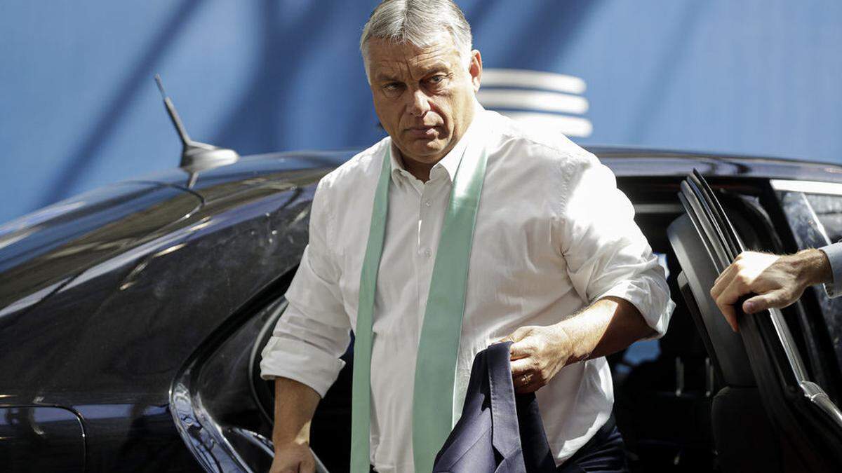 Nach den stundenlangen heißen Diskussionen lockerte Viktor Orban zwischendurch die Krawatte