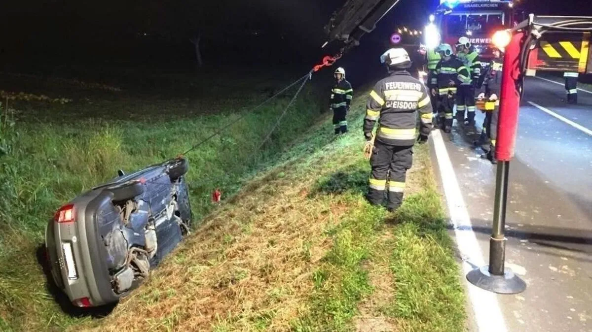 Der Pkw wurde mit dem Kran der Gleisdorfer Feuerwehr geborgen