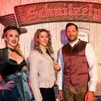 Bereit für die Almhütte: Simone Lugner, hier mit Mister Austria und Ex-„Forsthaus“-Kandidatin Lydia