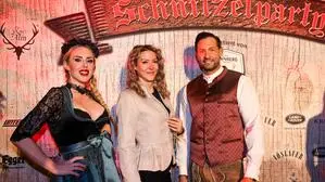 Bereit für die Almhütte: Simone Lugner, hier mit Mister Austria und Ex-„Forsthaus“-Kandidatin Lydia 