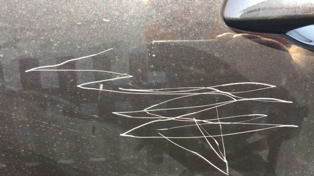 Polizei sagt, die nun zerkratzten Autos tragen die Handschrift der 35-Jährigen.