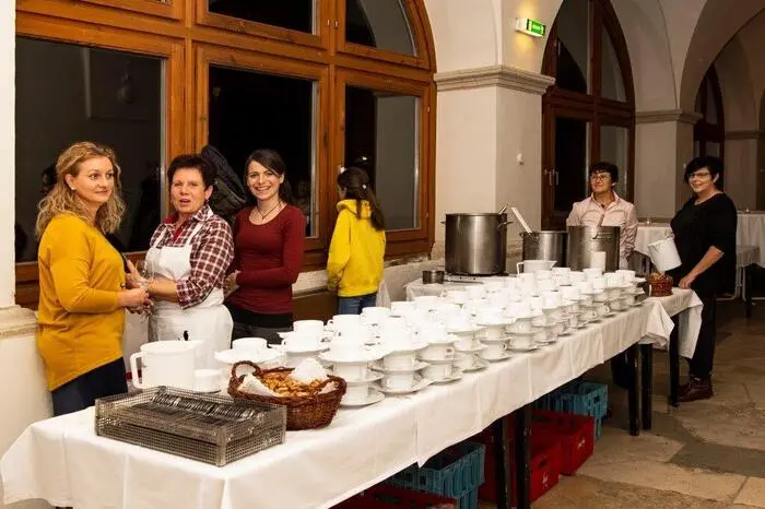 Den Sieg holten sich die 19 Apfelmänner aus Puch, die Besucher konnten sich anschließend bei einem Glaserl Schnaps und Mostschaumsuppe stärken.
