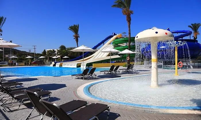 Das Hotel liegt direkt am Meer und verfügt über einen großen Rutschenpark