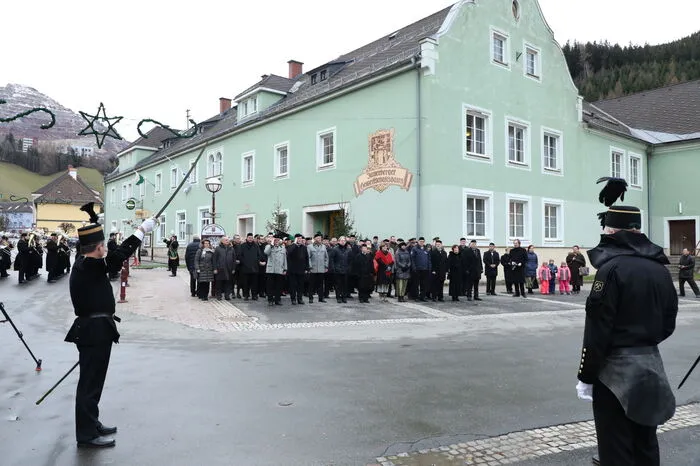 Nach dem Rückmarsch zum Innerberger Gewerkschaftshaus fand die Fahnenabgabe der Knappschaftsvereine statt.