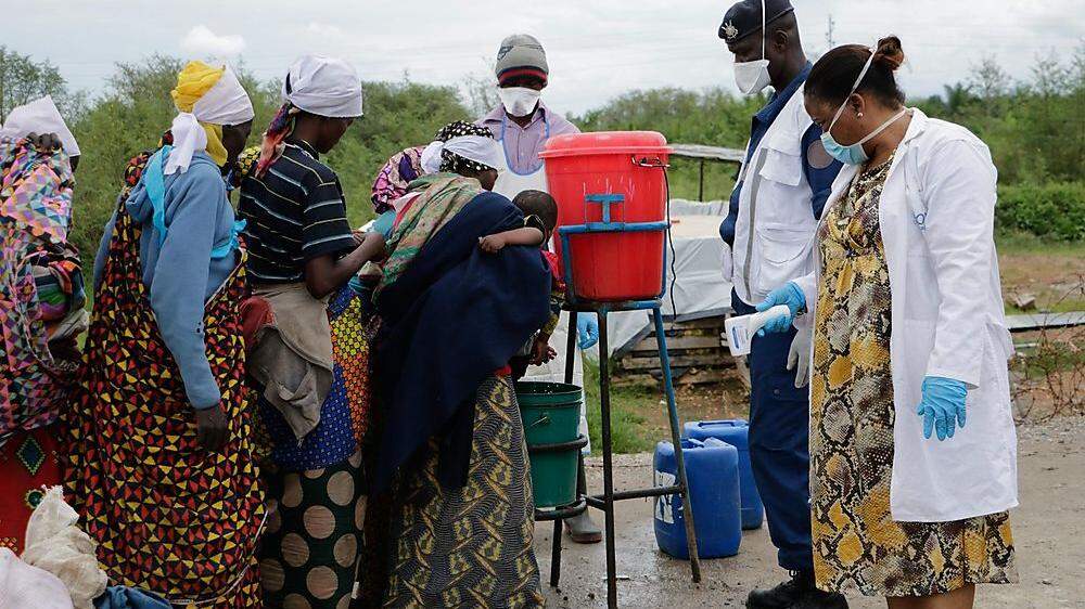 Wasser zum Händewaschen am Grenzübergang in Burundi