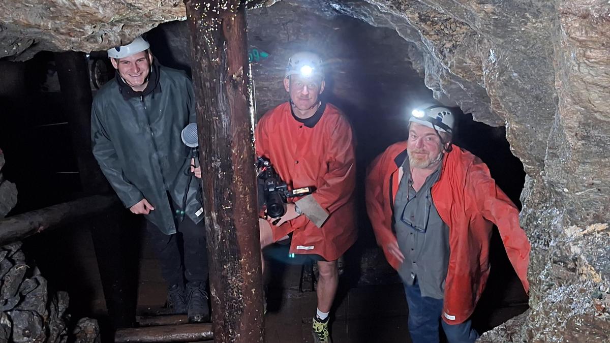 Für „Alte Wege und verborgene Schätze“ musste das Filmteam rund um Regisseur Wolfgang Scherz (rechts) in so manche finstere Höhle abtauchen