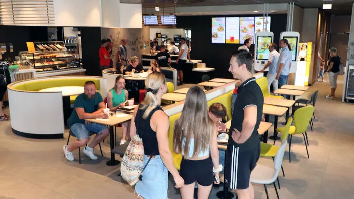 Seit Dienstag gibt es auch in Feldkirchen einen McDonald's. Am Eröffnungstag ließen sich die ersten Gäste die Burger schmecken