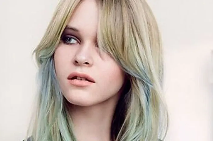 Gelbstich neutralisieren.Ddurch die UV Strahlung wird gerade blondes Haar im Sommer immer leicht goldig. Dagegen helfen Aschtönungen oder eine Pflege mit Blaupigmenten, um diesen Gelbstich zu neutralisieren. ACHTUNG: oft wirkt das Haar danach dunkler, da Goldpigmente das Licht reflektieren und heller wirken lassen. Aschiges Haar absorbiert das Licht eher, wodurch es dunkler scheint - ist es aber nicht.