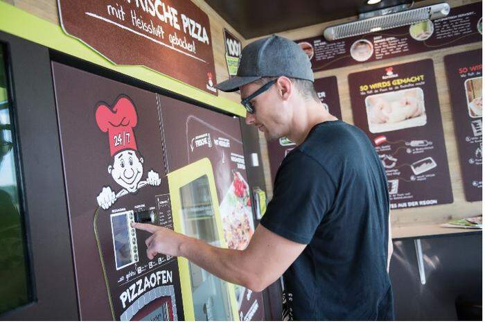 In der "Bistrobox" können sich Kunden an der OMV-Tankstelle auch warme Pizzen bestellen