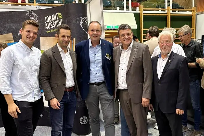 Bei der heuer bereits 17. Ausgabe sorgte Josef Friedl von der Mittelschule Fürstenfeld gemeinsam mit den Berufsorientierungslehrern und den Mittelschulen Fürstenfeld, Ilz und Großsteinbach für einen spannenden Austausch. Beim Eröffnungsabend herrschte an den Infoständen der regionalen Unternehmen, Schulen und Institutionen ein großer Andrang von hunderten Jugendlichen und ihren Erziehungsberechtigten