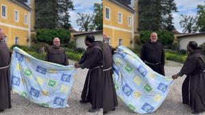 Pater Elias aus Wien (links) wurde weggezaubert, Bruder Elias tauchte hinter der Bettwäsche auf