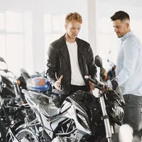 Auch ein äußerlich tadellos gepflegtes Motorrad kann zahlreiche Mängel aufweisen. Kaufen Sie es beim Fachhändler!