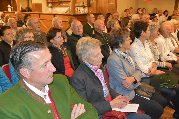 Mit "Ehrenwert" eröffnete der Kameradenchor das Herbstkonzert.