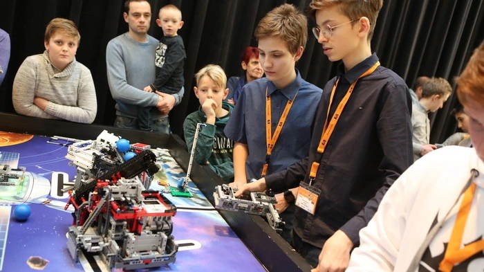 Im Zehnerhaus Bad Radkersburg flogen Lego-Roboter in das Weltall. 18 Teams qualifizierten sich für das Österreich-Finale der „First Lego League“ zum Thema "Into Orbit". Bulme-Abteilungsvorstand Charlie Mohr leitet und organisiert die Veranstaltung mit rund 200 Teilnehmern aus ganz Österreich.