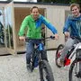 Michael Friesenbichler und Patrick Wiesenhofer aus Miesenbach vor der E-Bike-Box