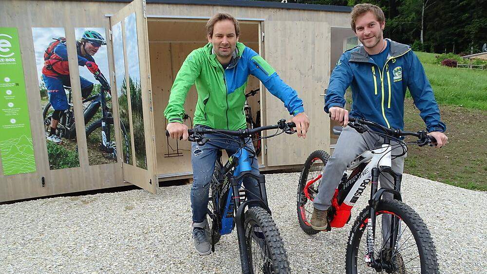 Michael Friesenbichler und Patrick Wiesenhofer aus Miesenbach vor der E-Bike-Box