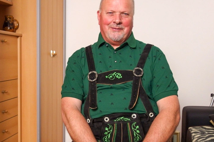 Franz ist 63, Penisonist und kommt aus Graz. Er sucht eine „liebe Frau, das Aussehen ist nicht so wichtig, der Charakter soll stimmen. Die Haarfarbe ist auch wurscht.“ Seit drei Monaten ist Franz alleine. „Und schon schmerzt die Einsamkeit“. Er wünscht sich eine mollige Frau mit gutem Charakter und Führungsstil. Ohne Begleitung fühlt sich Franz hilflos.