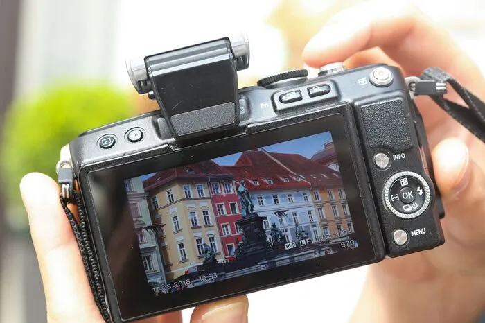 Sie lassen sich durch die Straßen treiben und wollen auch auf die Suche nach Straßenkunst gehen. Auf dem Programm stehen auch klassische Sehenswürdigkeiten und die Grazer Kulinarik. Auf ihrem Lieblingsfoto findet sich der Hauptplatz samt Brunnen.