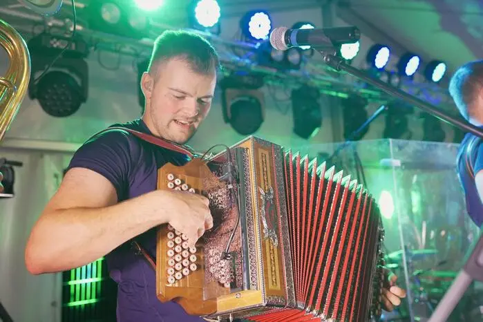 Für das traditionelle, zünftige Festgefühl und beste Partystimmung im Bierzelt sorgten „Die Stoabeck“, die das Publikum mit handgemachter Musik und echter Bierzelt-Hüttenstimmung von den Bänken rissen.