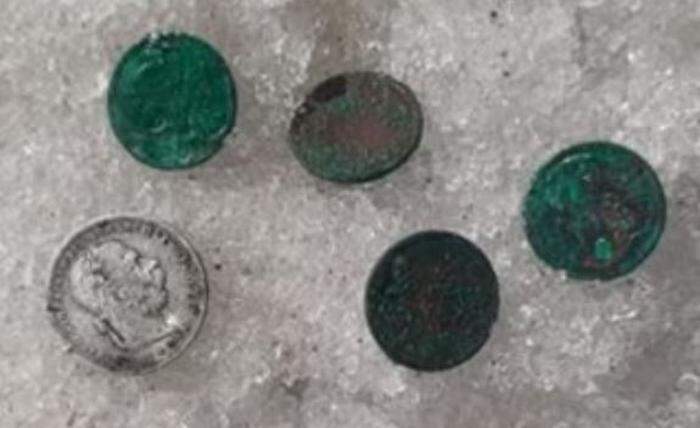 Neben der Leiche wurden auch Münzen gefunden