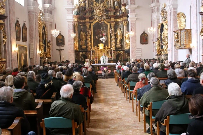 Unter den Freunden der Jagd sah man unter anderen Bürgermeister Konrad Seunig, Landesjägermeister Walter Brunner, Bezirksjägermeister Hans Drescher, Stiftspfarrer Christian Stromberger, ÖAMTC-Fahrtechnik-Zentrumsleiter Robert Pichler, „Puffbauer“ Karli Puff, Tierarzt Hugo Kanz, Juwelier Gerhard Pobaschnig sowie Bezirkshauptfrau Claudia Egger-Grillitsch. 