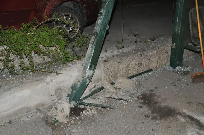 Beim Aufprall wurden die dort aufgestellten betonierten Blumenkisterl gegen ein weiteres Auto geschleudert, das auch beschädigt wurde. Lesen Sie hier mehr!