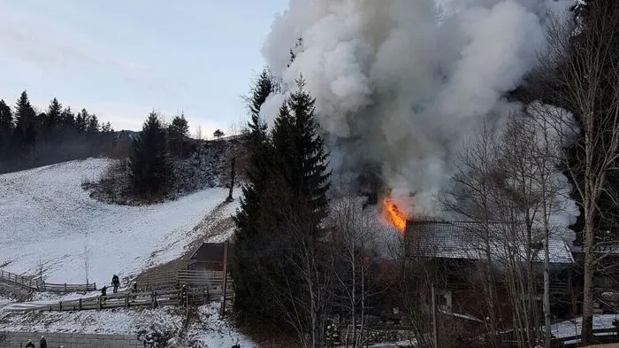 Großaufgebot in Zwickenberg in der Gemeinde Oberdrauburg. Gegen 7.45 Uhr rückten acht Feuerwehren teils mit Atemschutz aus, um einen Brand in einem landwirtschaftlichen Nebengebäude in den Griff zu bekommen.