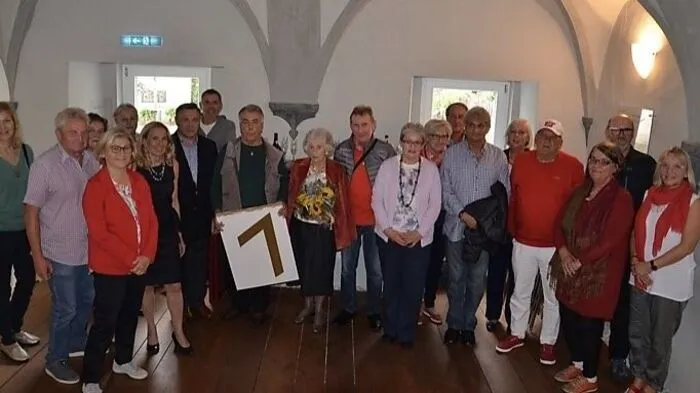 19 Schülerinnen und Schüler mit ihrer Lehrerin Erna Sedminek (92)