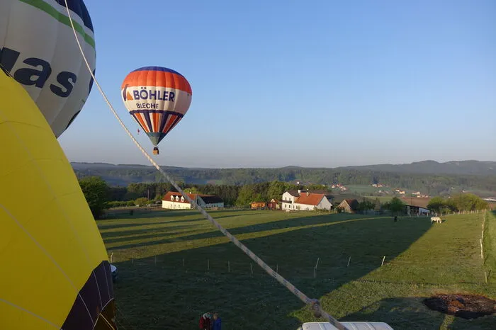 Sind alle Vorbereitungen abgeschlossen, heben die bunten Hüllen langsam Richtung Himmel ab.