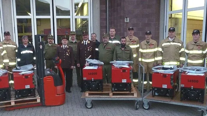 Die übernehmenden Feuerwehren (v.l. Abfaltersbach, Leisach, Iselsberg-Stronach, Tristach, Dölsach, Huben) mit Bezirksfeuerwehrkommandant Herbert Oberhoser, Bezirksfeuerwehrinspektor Franz Brunner und Abschnittsfeuerwehrkommandant Anton Kreuzer