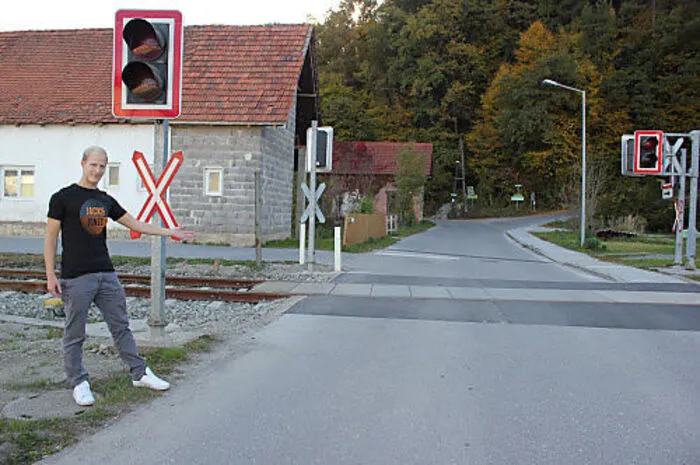 Weststeirer kam auf Bahnübergang zu liegen, während Rotlicht bereits den herannahenden Zug ankündigte. 25-Jähriger Voitsberg rettete gemeinsam mit einem weiteren Zeugen den Mann von den Gleisen.
