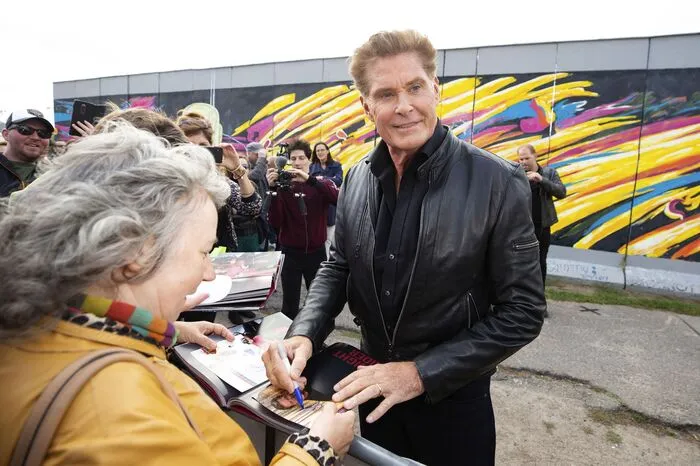 Seine Karriere startete Hasselhoff, der Theaterwissenschaft studiert hat, 1975 in der Seifenoper "Schatten der Leidenschaft". Nach rund 850 Episoden verlässt er die Show 1982 für die Hauptrolle in "Knight Rider".