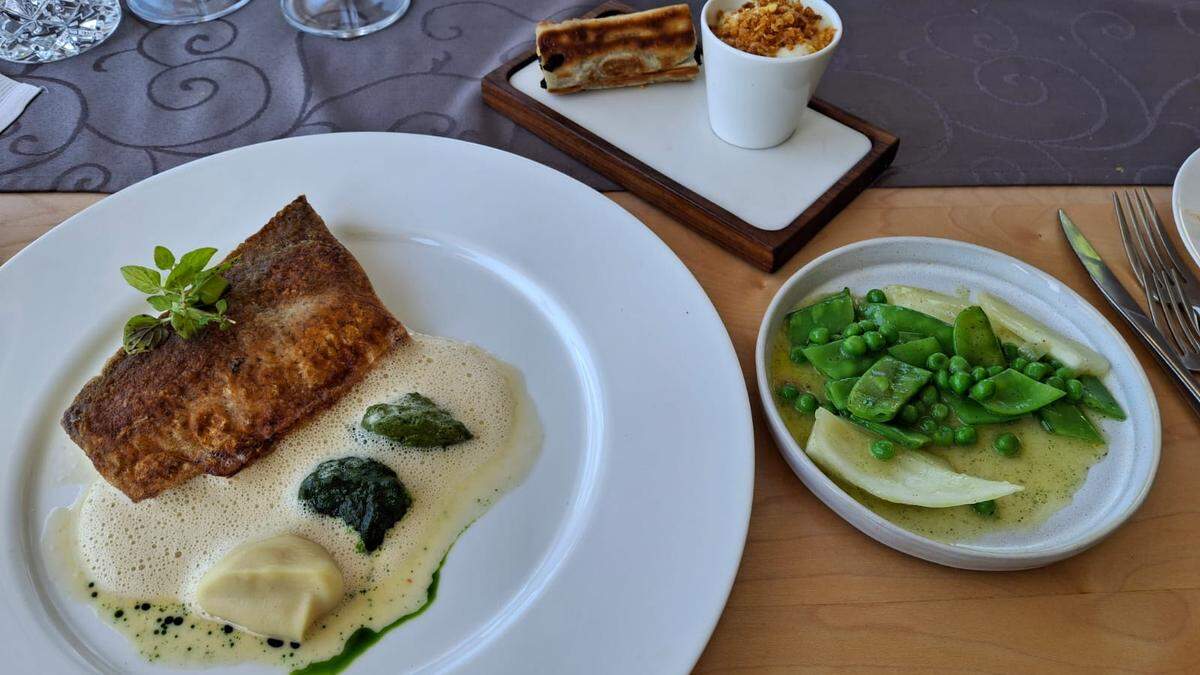 Perlfisch mit Erbsen, Fisolen, Fenchel und Kartoffelpüree mit Spinat-Schafskäse-Strudel.