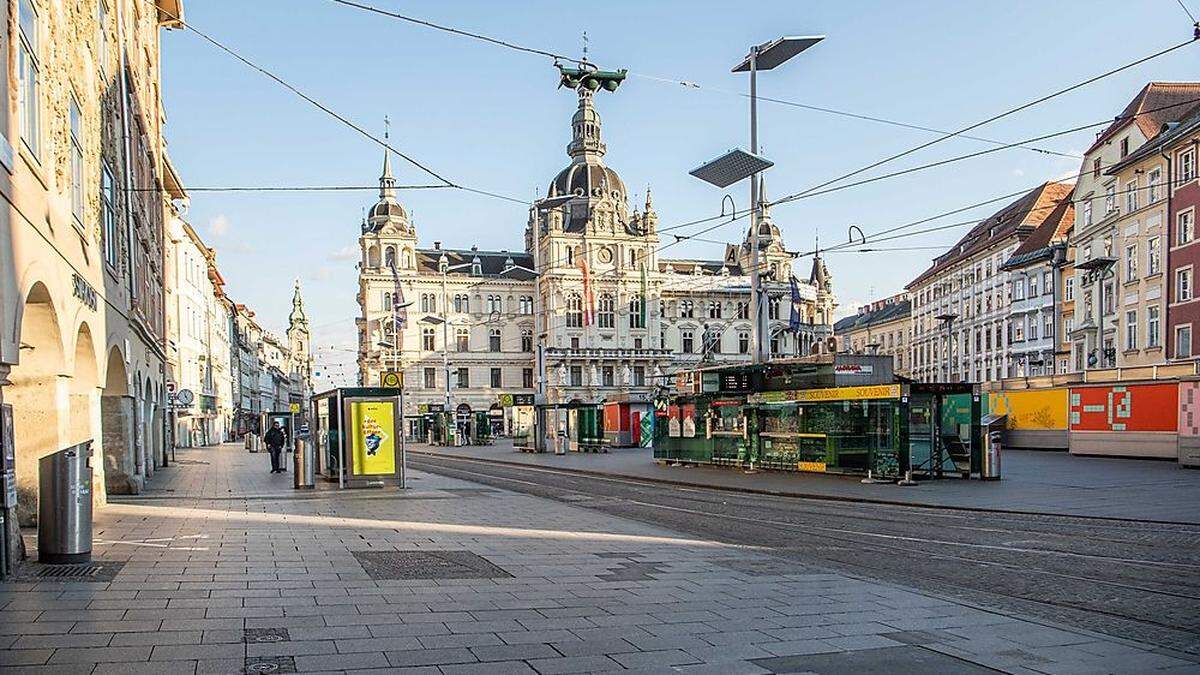 Der fast menschenleere Hauptplatz in Graz gehört seit nun drei Wochen zum Alltagsbild