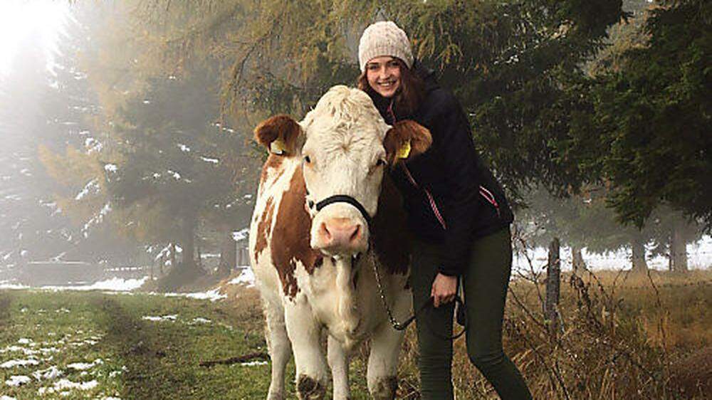 Zutraulich und anschmiegsam: An Kuh „Schotza“ lehnt sich Martina Steiner gerne an
