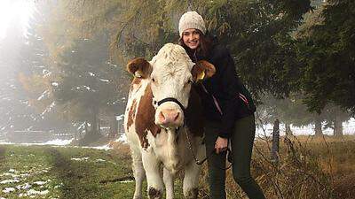 Zutraulich und anschmiegsam: An Kuh „Schotza“ lehnt sich Martina Steiner gerne an