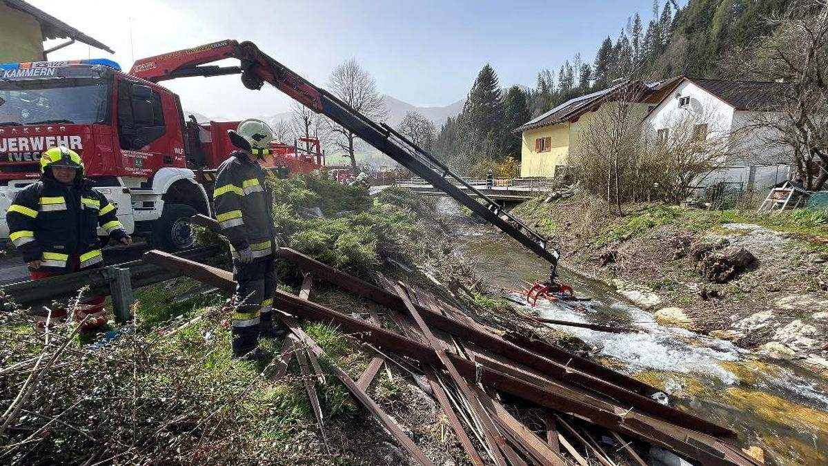 Ein abgedecktes Hausdach musste aus dem Bach geborgen werden