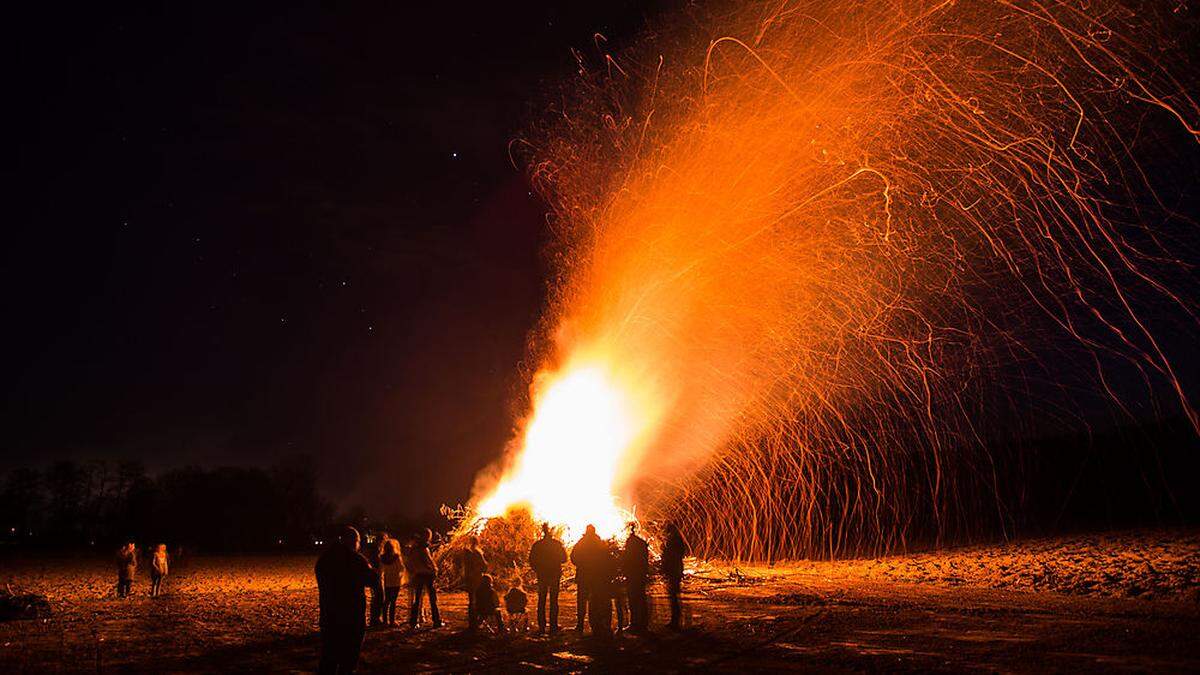 Die Abhaltung eines Osterfeuers ist in diesem Jahr wieder möglich, allerdings unter strenger Einhaltung der Covid-19-Schutzmaßnahmenverordnung.