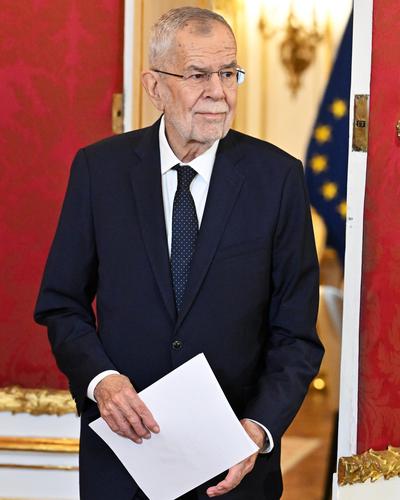 Bundespräsident Alexander Van der Bellen bei der Angelobung von Finanzminister Gunter Mayr 