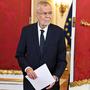 Bundespräsident Alexander Van der Bellen bei der Angelobung von Finanzminister Gunter Mayr 