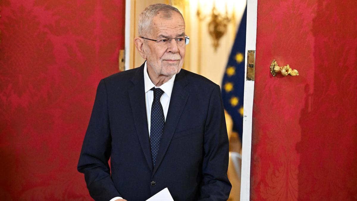 Bundespräsident Alexander Van der Bellen bei der Angelobung von Finanzminister Gunter Mayr 